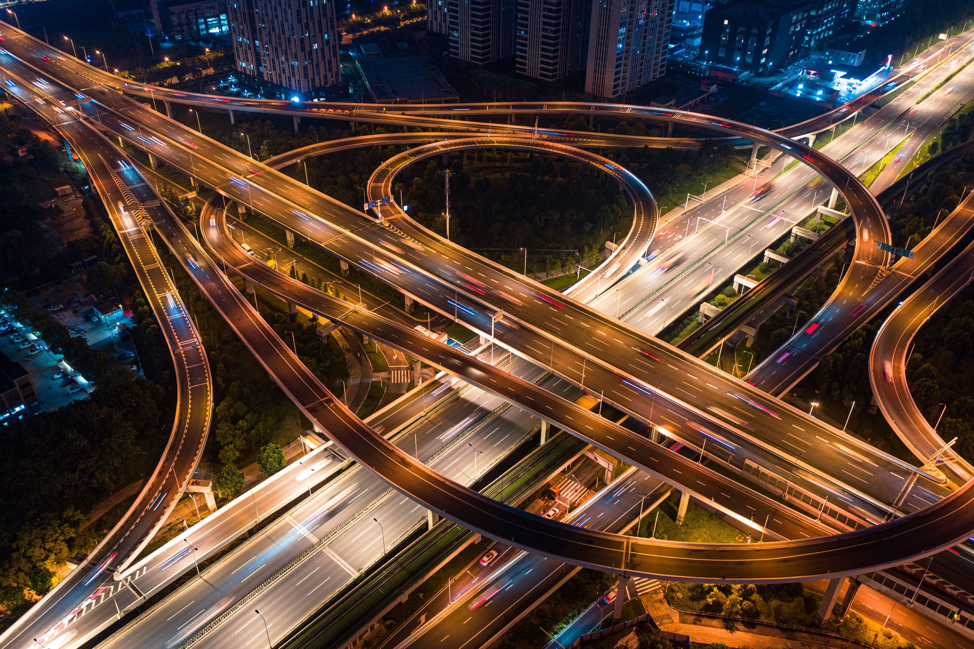 Vista aérea nocturna de infraestructura viaria