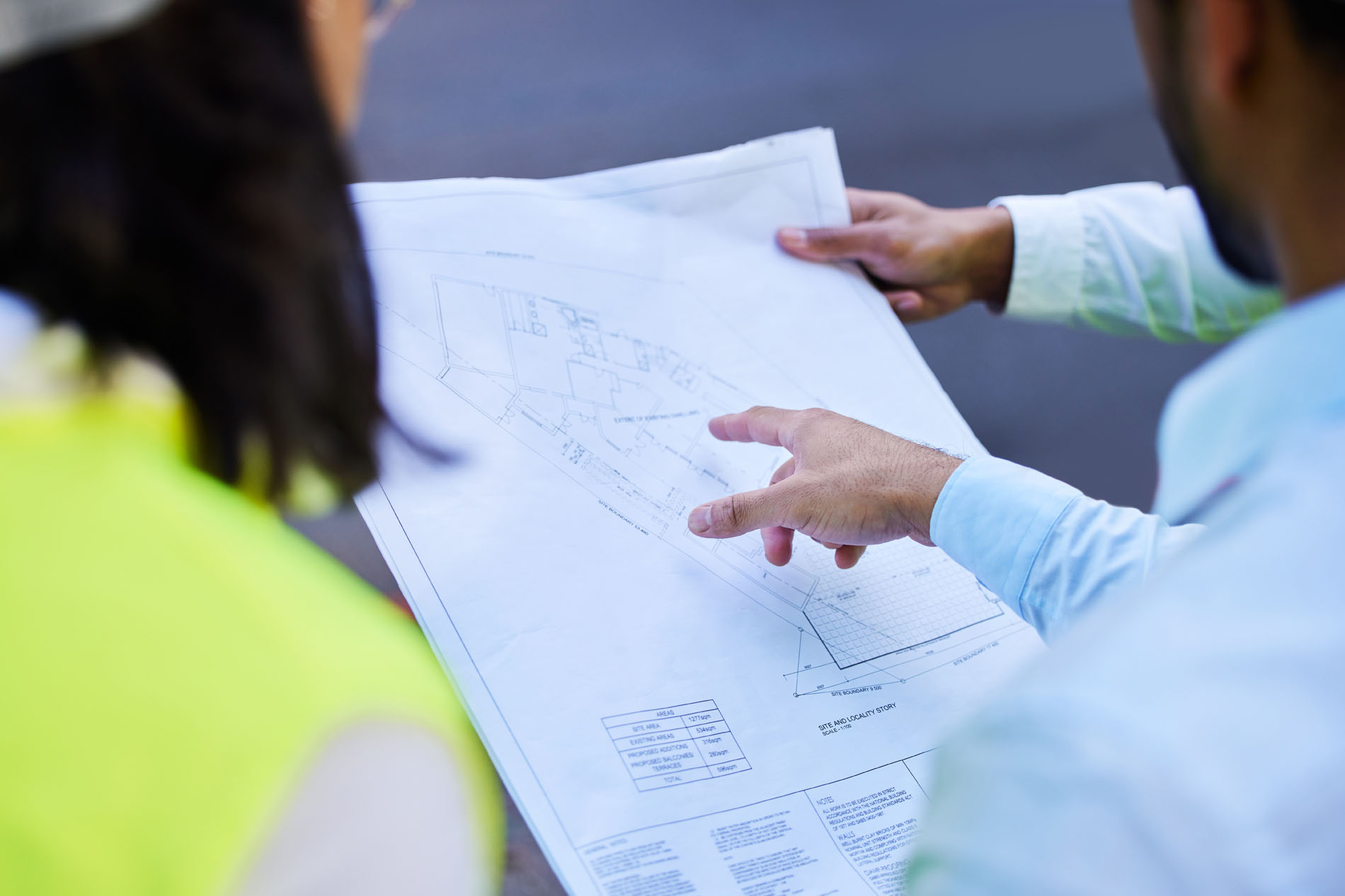 Ingenieros revisando planos técnicos